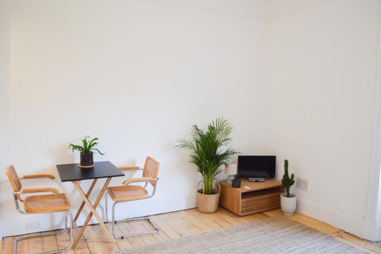 Modern 1 Bedroom Flat In The Heart Of Единбург Екстериор снимка